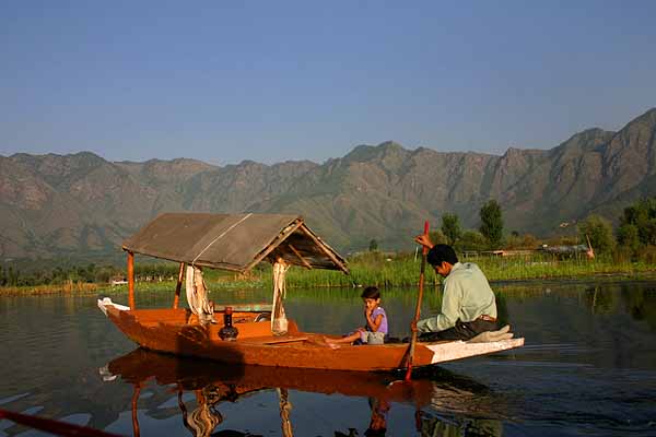 پرونده:Kashmir Dal lake boat.jpg