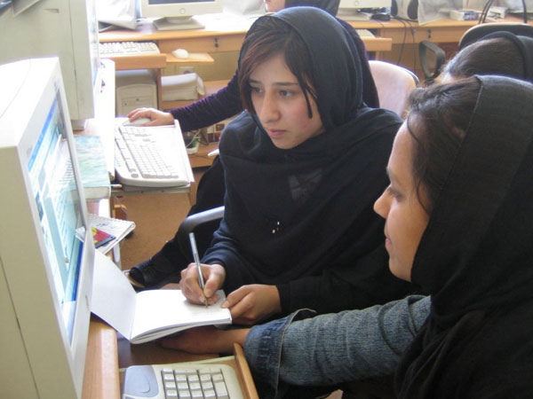 پرونده:Female students of Afghanistan in 2005.jpg