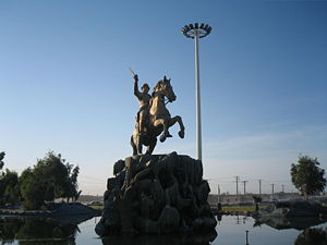 مجسمه یعقوب لیث صفاری در ورودی شهر زابل قرار دارد.